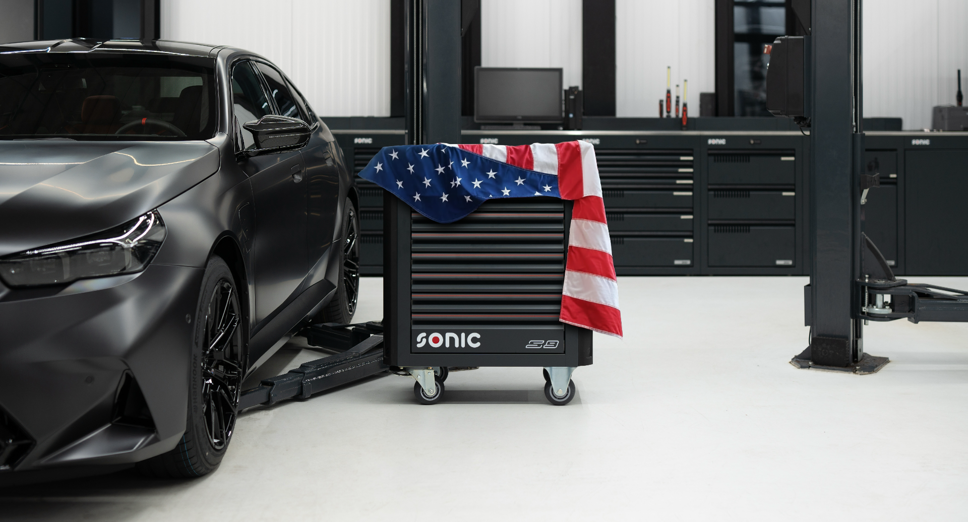 BMW M5 with NEXT S9 toolbox with American flag